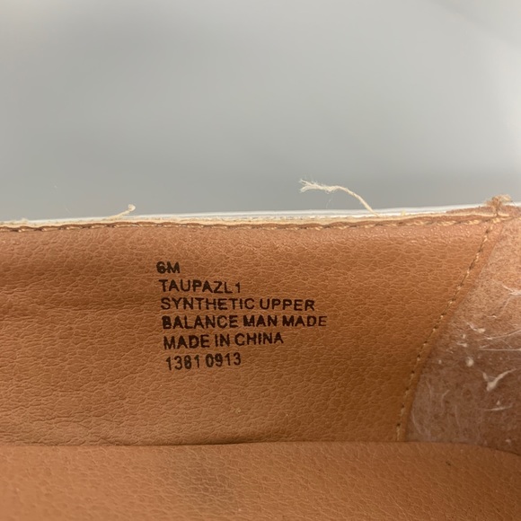 Nine West Silver Laser Cutout Flats Taupazl 1 Size 6 Gently Worn - Picture 9 of 9